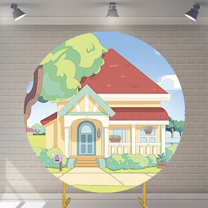 Puede incluir: Una ilustración de dibujos animados de una casa amarilla con un techo rojo, molduras verdes y una puerta azul. La casa tiene un porche con barandillas blancas y un arbusto verde en frente. Hay árboles y un cielo azul en el fondo.