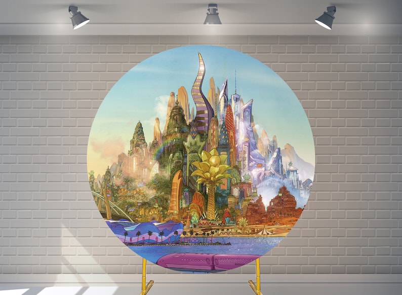 K&ouml;nnte beinhalten: Ein runder Hintergrund mit einer farbenfrohen, futuristischen Skyline einer Stadt mit hohen Geb&auml;uden, &uuml;ppigem Gr&uuml;n und einem strahlend blauen Himmel. Die Stadt ist von einem Gew&auml;sser und einem Sandstrand umgeben.