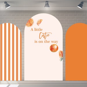 Puede incluir: Tres fondos de arco naranja y blanco con un patrón a rayas, un fondo naranja sólido y un fondo con el texto "A little Cutie is on the way" e ilustraciones de fruta naranja.