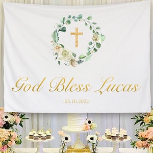 Puede incluir: Pancarta blanca con una corona floral dorada y una cruz, el texto "God Bless Lucas" y la fecha "05.10.2022".