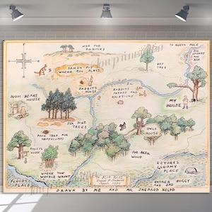 Puede incluir: Ilustración de mapa enmarcada de un paisaje caprichoso con textos como "Pooh Bear's House" y "100 Acre Wood". El mapa está en colores suaves, con árboles, ríos y varios lugares. El texto "Drawn by Me and Mr. Shepard Helpd" está en la parte inferior.
