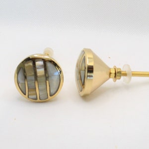 Striped Mother of Pearl Knob, Brass Capiz Shell Drawer Pull, Gold Cabinet Hardware. Listing reflects price for one knob.