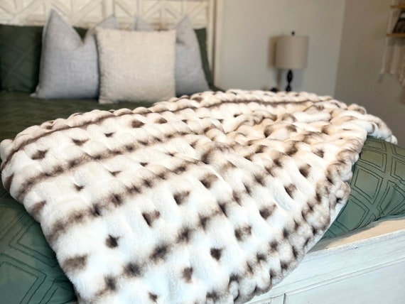 Luxury Fluffy Blanket Jumbo Comfortable Blankets for Bedding Thick Warm Throw for Sofa Couch Decor for House Warming Gift for Anniversary