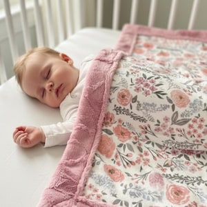 Manta de bebé Minky con estampado floral para niña, ideal para decorar la habitación del bebé. Manta con flores silvestres con nombre, perfecta como regalo para baby shower.