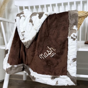 Manta de bebé Western Minky personalizada con estampado de vaca bordado y nombre, ideal como regalo vaquero para bebé niño, regalo personalizado para baby shower o habitación infantil con temática western.
