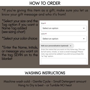 Puede incluir: Imagen con instrucciones sobre c&oacute;mo pedir una manta personalizada. El texto incluye pasos para seleccionar el tama&ntilde;o, el color y agregar una etiqueta con el nombre. Tambi&eacute;n se proporcionan instrucciones de lavado.