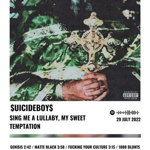 Op de afbeelding: Een digitale albumhoes voor het nummer "Sing Me A Lullaby, My Sweet Temptation" van het muzikale duo $UICIDEBOY$. De hoes toont een close-up van een mannenhand die een gouden kruis vasthoudt. De achtergrond is een groene en zwarte stof met een patroon. Het album is uitgebracht op 29 juli 2022.