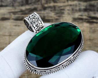 Colgante de turmalina verde hecho a mano en plata de ley 925. Joyas antiguas, estilo vintage. Regalos. Joyas hechas a mano. Regalos de Navidad.