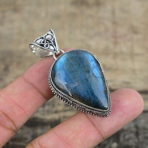 Pendentif labradorite bleu naturel, pierre précieuse de labradorite, fabriqué à la main en argent sterling 925, pendentif d'inspiration vintage pour cadeau d'anniversaire