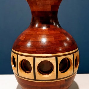Jarrón segmentado de madera torneada en jarrah con función de ojo de buey