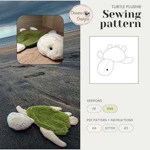 Puede incluir: Una tortuga de peluche con un caparazón verde texturizado y una cabeza y extremidades blancas. La imagen también incluye un patrón de costura para una tortuga de peluche, con el texto "TURTLE PLUSHIE Sewing pattern".