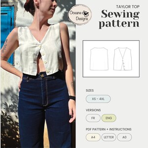 Peut inclure: Un gilet crème boutonné avec un col en V, associé à un jean bleu foncé. L'image comprend également un patron de couture avec le texte "TAYLOR TOP Sewing pattern" et des options de taille de XS à 4XL.