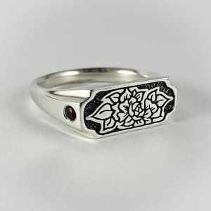 Handgesneden zegelring pioenroos: gerecycled sterlingzilver, robijn/saffieraccent