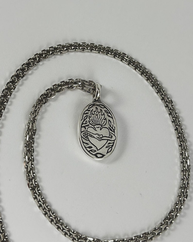 Zilveren Ivy's Heart-hanger: met de hand gesneden, uniseks 925 gerecyclede sterlingzilveren ketting afbeelding 5