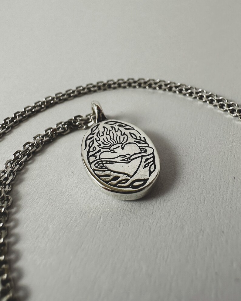 Zilveren Ivy's Heart-hanger: met de hand gesneden, uniseks 925 gerecyclede sterlingzilveren ketting afbeelding 3