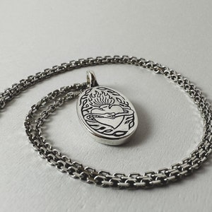 Zilveren Ivy's Heart-hanger: met de hand gesneden, uniseks 925 gerecyclede sterlingzilveren ketting afbeelding 2