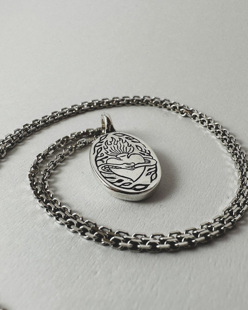 Zilveren Ivy's Heart-hanger: met de hand gesneden, uniseks 925 gerecyclede sterlingzilveren ketting afbeelding 2