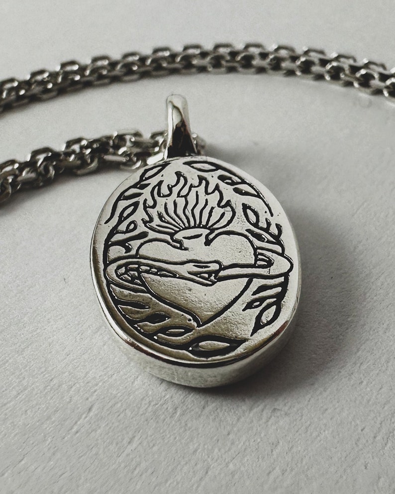 Zilveren Ivy's Heart-hanger: met de hand gesneden, uniseks 925 gerecyclede sterlingzilveren ketting afbeelding 1