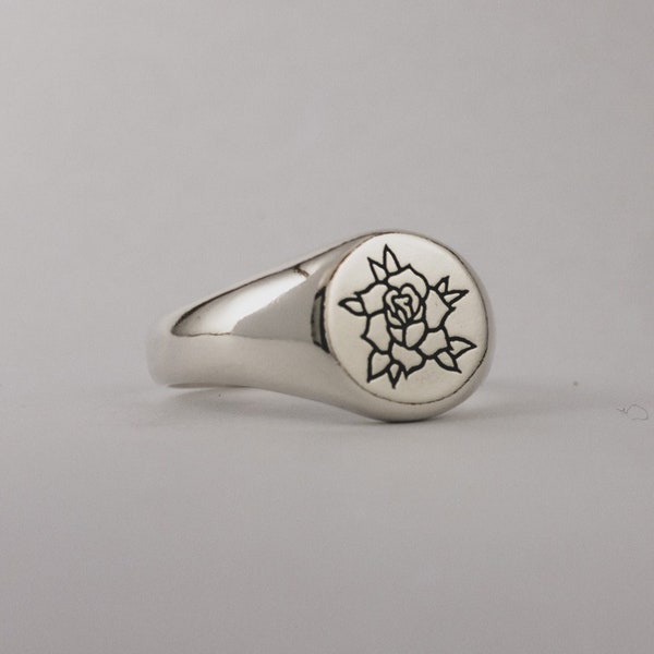 Rós Siegelring, handgefertigt, Unisex Silberring, 925 recyceltes Silber, Traditionelles Tattoo inspiriert, einfaches, sauberes Design