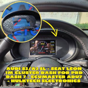 Könnte beinhalten: Autoinnenraum mit digitaler Anzeige, die Leistungsdaten anzeigt. Das Armaturenbrett ist schwarz mit einem strukturierten Muster. Das Bild enthält einen hervorgehobenen Abschnitt der Verkleidung des Armaturenbretts.