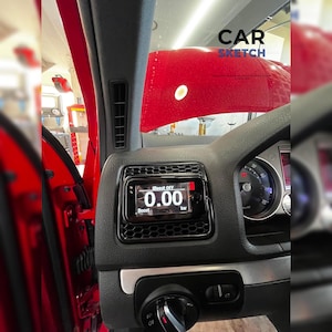 Könnte beinhalten: Auto-Armaturenbrett mit digitaler Ladedruckanzeige, die "0,00 bar" anzeigt. Das Messgerät ist in einem schwarzen Rahmen mit Wabenmuster eingefasst. Der Text "CAR SKETCH" ist sichtbar, zusammen mit roten Autoteilen im Hintergrund.