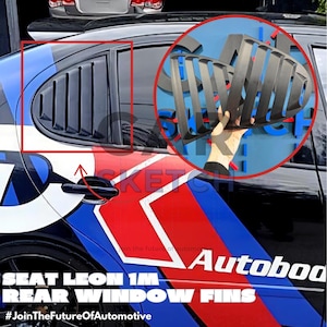 Könnte beinhalten: Schwarze Heckscheiben-Finnen für ein Auto. Die Finnen sind aus schwarzem Kunststoff und haben ein Lamellendesign. Die Finnen sind an der Heckscheibe eines schwarzen Autos angebracht. Das Auto hat ein rot-weiß-blaues Streifenmuster an der Seite. Der Text "SEAT LEON 1M REAR WINDOW FINS" ist auf dem Auto sichtbar. Der Hashtag "#JoinTheFutureOfAutomotive" ist ebenfalls sichtbar.
