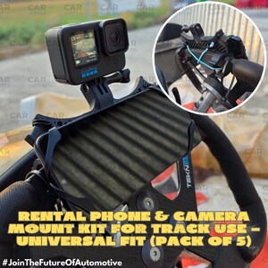 Op de afbeelding: Zwarte GoPro-camera gemonteerd op een zwarte telefoon- en cameramontageset, bevestigd aan een stuurwiel. Tekst op de afbeelding luidt: RENTAL PHONE & CAMERA MOUNT KIT FOR TRACK USE - UNIVERSAL FIT (PACK OF 5).
