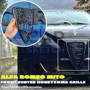 Op de afbeelding: Een zwarte Alfa Romeo Mito met een honingraat voorrooster. Het rooster is een vervangend onderdeel voor de auto. De tekst "#JoinTheFutureOfAutomotive" staat onderaan de afbeelding.