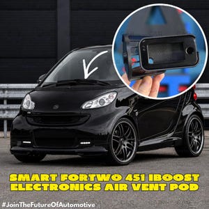 Könnte beinhalten: Schwarzes Smart Fortwo 451 Auto mit einer Nahaufnahme eines schwarzen Elektronik-Luftauslass-Pods. Das Bild enthält den Text "SMART FORTWO 451 IBOOST ELECTRONICS AIR VENT POD" und den Hashtag "#JoinTheFutureOfAutomotive".