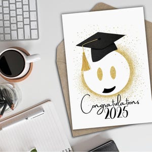 Tarjeta de Felicitación para Graduación en inglés, Clase 2025, Tarjeta postal descargable e imprimible, Descarga instantánea, IA