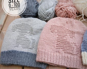 Könnte beinhalten: Gestrickte Mützen in verschiedenen Farben, darunter Grau, Rosa und Blau, mit einem strukturierten Design. Die Mützen werden zusammen mit Wollknäueln in passenden Farben präsentiert. Das Bild enthält den Text "SIZE 0-100 YEARS" in einem kreisförmigen Rahmen.