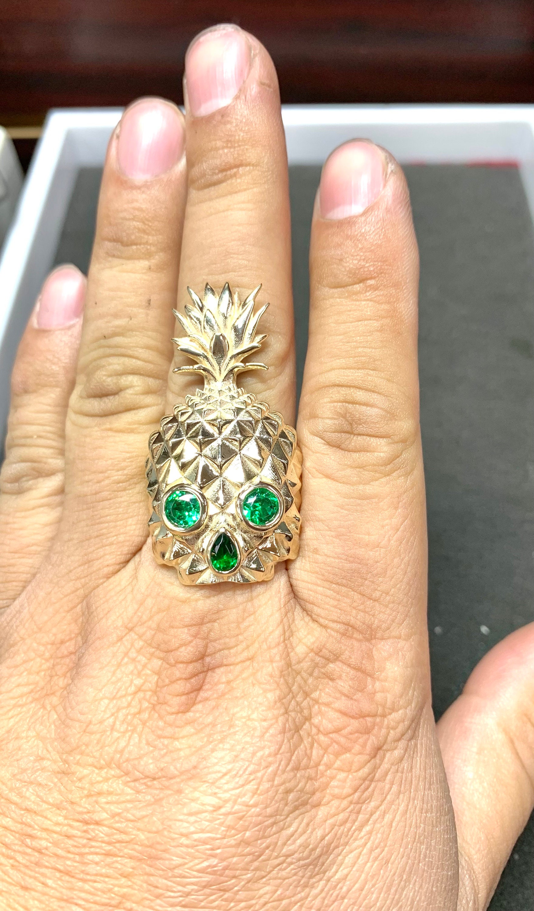 Anillo de piña en forma de calavera sale