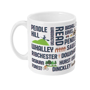 Pode incluir: Caneca de cerâmica branca com um design azul e rosa que apresenta os nomes de cidades e vilas da área de Pendle em Lancashire, Inglaterra. O design inclui uma bruxa voando em uma vassoura, um trem, uma bicicleta, uma floresta e um cone de sorvete.