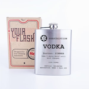 Puede incluir: Una petaca de plata con un símbolo médico y el texto "Prescription Vodka" en la parte delantera. El texto debajo dice "Doctor: Pecador Tome 5 tragos DIARIOS hasta que el estado de ánimo cambie. 100% Vodka Recargas: Ilimitadas Caducidad: Cuando me desmaye"