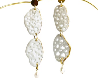 Boucles d'oreilles longues pendantes bohèmes, boucles d'oreilles décoratives en porcelaine, boucles d'oreilles pendantes abstraites en céramique irrégulières, cadeau unique pour le 1er anniversaire d'une femme