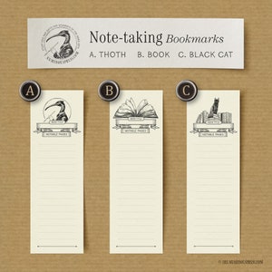 Op de afbeelding: Drie notitie-bladwijzers met verschillende illustraties. De eerste bladwijzer toont een vogel met een pen, de tweede een open boek en de derde een zwarte kat die op een stapel boeken zit. Elke bladwijzer heeft de tekst "Boektitel" en "Opmerkelijke pagina's" erop gedrukt.