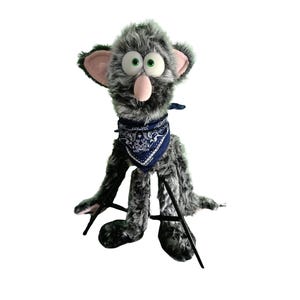 Peut inclure: Ensemble de trois mugs en céramique avec une finition mate et mouchetée. Les tasses sont de couleur crème, gris clair et gris foncé. Chaque mug a un design simple et minimaliste.