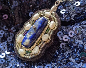 Collier lapis lazuli, bijou art deco, collier brodé, bijou Haute-Couture, bijou vintage, broderie main, cadeau romantique, France