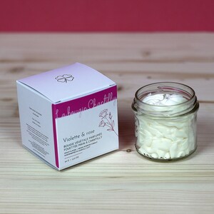 Peut inclure: Une bougie blanche dans un pot en verre avec un couvercle blanc. La bougie est étiquetée "La bougie Chantilly Violette & rose BOUGIE VÉGÉTALE PARFUMÉE FOUETTÉE MAIN À CHANTILLY VIOLET & ROSE - VEGAN WHIPPED CANDLE HANDWHIPPED IN CHANTILLY CITY  pe 0 - 1.47 OZ"