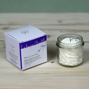 Peut inclure: Une bougie blanche dans un pot en verre avec un couvercle blanc. La bougie est fouettée en forme de spirale. Le pot est étiqueté "La bougie Chantilly" et "Mûre & myrtille" en lettres violettes. La bougie est une bougie parfumée végétalienne à la mûre et à la myrtille.