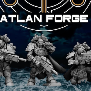 Könnte beinhalten: Detaillierte, graue Miniaturfiguren von drei gepanzerten Soldaten mit Gewehren, vor einem dunkelblauen Hintergrund mit dem Text "ATLAN FORGE" oben. Die Figuren sind in Kampfstellung.