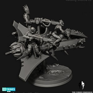 Puede incluir: Una miniatura de un barco espacial futurista impreso en 3D de color gris con tres figuras a bordo. El barco espacial tiene una nariz larga y puntiaguda y un gran motor circular en la parte trasera. Las figuras llevan todas una armadura futurista y llevan armas. El barco espacial est&aacute; montado sobre una base circular.