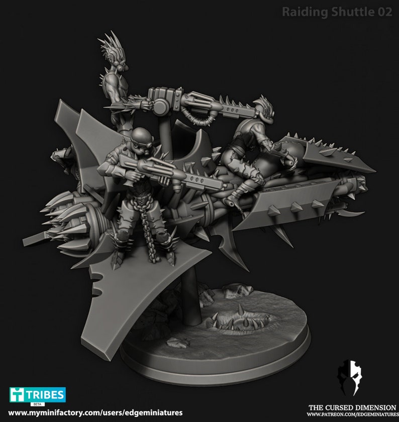 Puede incluir: Una miniatura de un barco espacial futurista impreso en 3D de color gris con tres figuras a bordo. El barco espacial tiene una nariz larga y puntiaguda y un gran motor circular en la parte trasera. Las figuras llevan todas una armadura futurista y llevan armas. El barco espacial est&aacute; montado sobre una base circular.