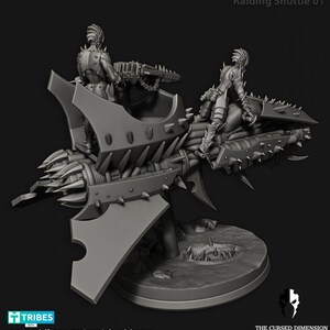 Puede incluir: Un modelo impreso en 3D de una nave espacial futurista, con pinchos y detallada, con dos figuras montando en ella. La nave espacial tiene un ala grande y puntiaguda y un cuerpo largo y delgado con un gran motor en la parte trasera. Las figuras llevan una armadura futurista y sostienen armas. El modelo est&aacute; pintado en color gris.