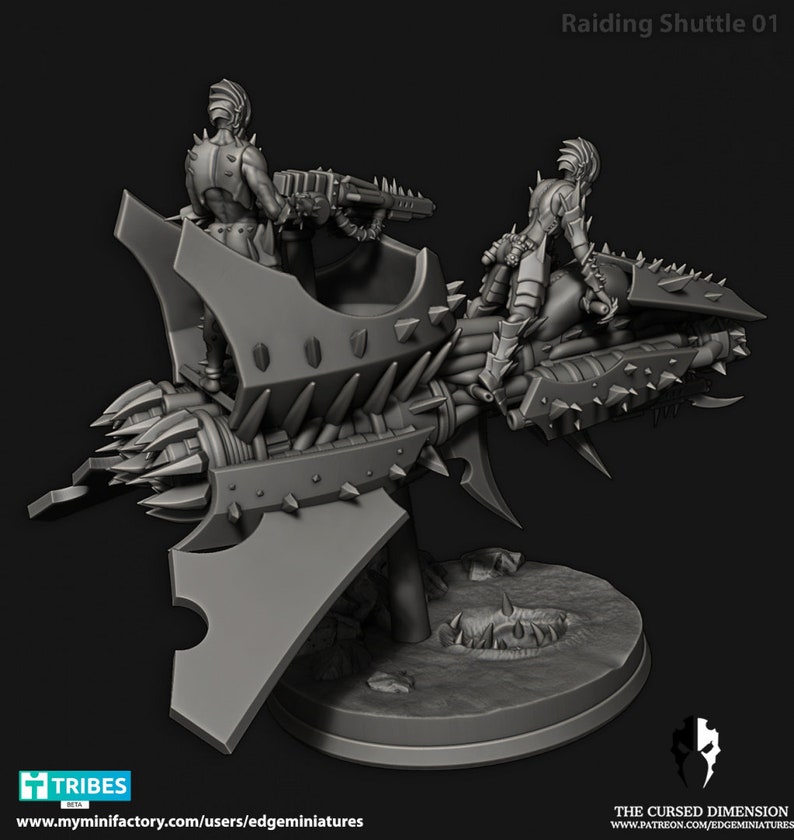 Puede incluir: Un modelo impreso en 3D de una nave espacial futurista, con pinchos y detallada, con dos figuras montando en ella. La nave espacial tiene un ala grande y puntiaguda y un cuerpo largo y delgado con un gran motor en la parte trasera. Las figuras llevan una armadura futurista y sostienen armas. El modelo est&aacute; pintado en color gris.