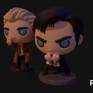 Op de afbeelding: Twee kleine, cartoonachtige figuurtjes van mannen. De man links draagt een bruine jas, een rode das en heeft blond haar. Hij houdt een sigaret in zijn rechterhand. De man rechts draagt een zwart pak en heeft zwart haar. Hij staat met gebalde vuisten. De achtergrond is donkergrijs.