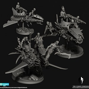 Puede incluir: Tres figuras en miniatura de pl&aacute;stico gris montando un veh&iacute;culo volador en miniatura de pl&aacute;stico gris con una gran cuchilla en la parte delantera. El veh&iacute;culo tiene un gran motor redondo de pl&aacute;stico gris en la parte trasera. Las figuras sostienen armas. El veh&iacute;culo est&aacute; sobre una base de pl&aacute;stico gris.