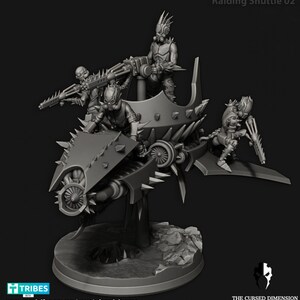 Puede incluir: Un modelo de impresi&oacute;n 3D gris de una nave espacial futurista con cuatro figuras a bordo. La nave espacial tiene una nariz puntiaguda, dos alas y un gran motor en la parte trasera. Las figuras llevan armaduras futuristas y sostienen armas. El modelo est&aacute; impreso en pl&aacute;stico gris y est&aacute; listo para ser pintado.