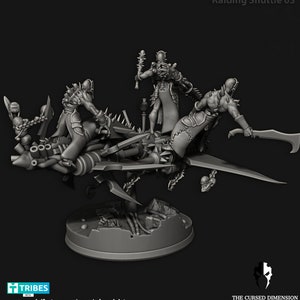 Puede incluir: Una miniatura impresa en 3D de una lanzadera de asalto con tres figuras a bordo. La lanzadera est&aacute; hecha de pl&aacute;stico gris y tiene un dise&ntilde;o detallado. Las figuras tambi&eacute;n est&aacute;n hechas de pl&aacute;stico gris y est&aacute;n en varias poses de acci&oacute;n. La lanzadera est&aacute; montada en una base circular.