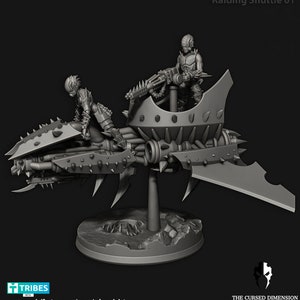 Puede incluir: Un modelo 3D impreso en gris de una nave espacial futurista con dos figuras a bordo. La nave espacial tiene una nariz larga y puntiaguda, un motor grande en la parte trasera y una variedad de armas y otros detalles. Las figuras llevan armaduras futuristas y sostienen armas. El modelo est&aacute; montado en una base.